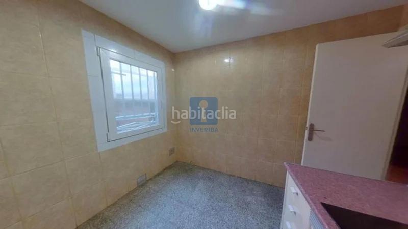Foto 139c505c-7698-4a0b-ae78-70c081ea106a. Piso inmueble ilegalmente okupado situado en la calle roselló 12, , barcelona. en Sant Boi de Llobregat