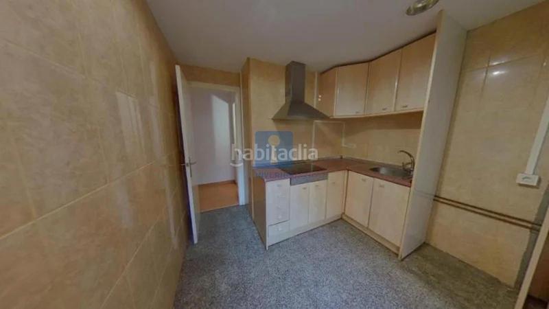Foto 14d246ba-eb00-40eb-8b59-62de3f3fb88e. Piso inmueble ilegalmente okupado situado en la calle roselló 12, , barcelona. en Sant Boi de Llobregat