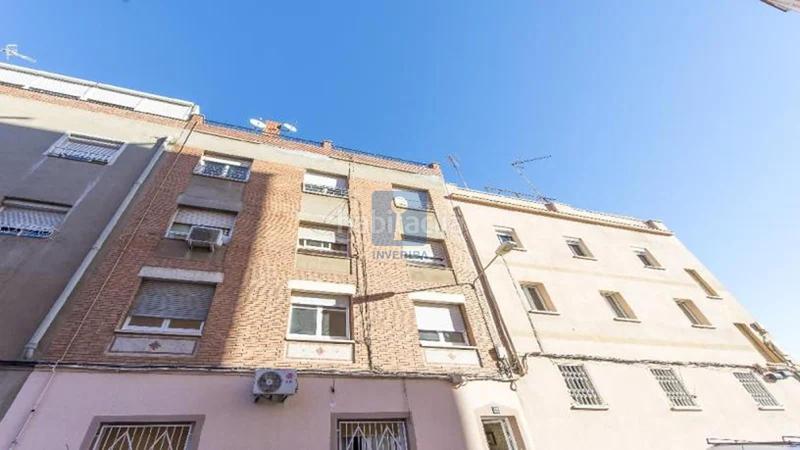 Foto 39cc53bf-4035-411b-9c36-d1e560d42711. Piso inmueble ilegalmente okupado situado en la calle roselló 12, , barcelona. en Sant Boi de Llobregat