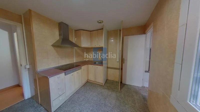 Foto 56510fb5-f8d1-4397-ae17-f9ff9cd1a49d. Piso inmueble ilegalmente okupado situado en la calle roselló 12, , barcelona. en Sant Boi de Llobregat