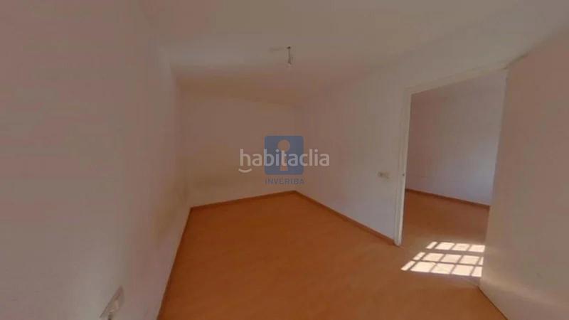 Foto dbea3233-7694-48ec-848a-94b88f70fb5e. Piso inmueble ilegalmente okupado situado en la calle roselló 12, , barcelona. en Sant Boi de Llobregat