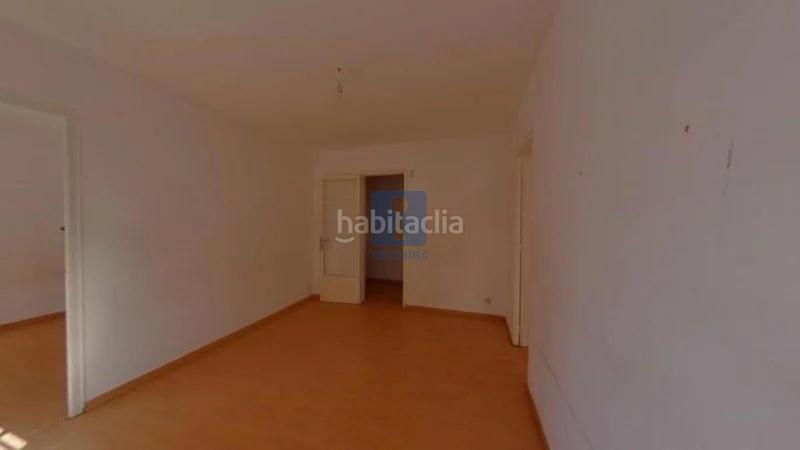 Foto f8b8426f-2e64-477f-b293-0d0a6b8c4cf8. Piso inmueble ilegalmente okupado situado en la calle roselló 12, , barcelona. en Sant Boi de Llobregat