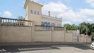 Chalet  Oms. Casa en venta en calle oms, sant boi de llobregat. barcelona,