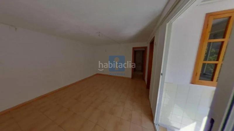 Foto b37a5d61-2ffb-4291-a725-86231bb7e135. Piso inmueble ilegalmente okupado situado en la plaza dEls Merinals 40, 22, , barcelona en Sabadell