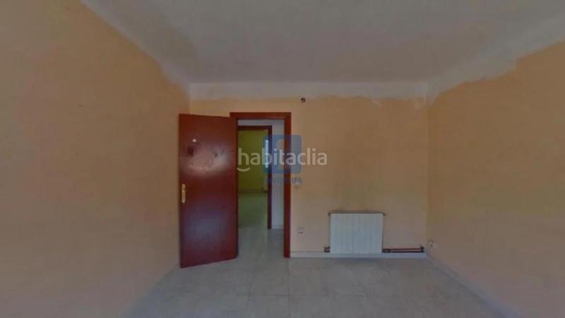 Foto abe73404-5bb2-4822-bb65-91d7f9136bfa. Piso inmueble ilegalmente okupado situado en la calle montmany 24, 31, , barcelona en Sant Boi de Llobregat