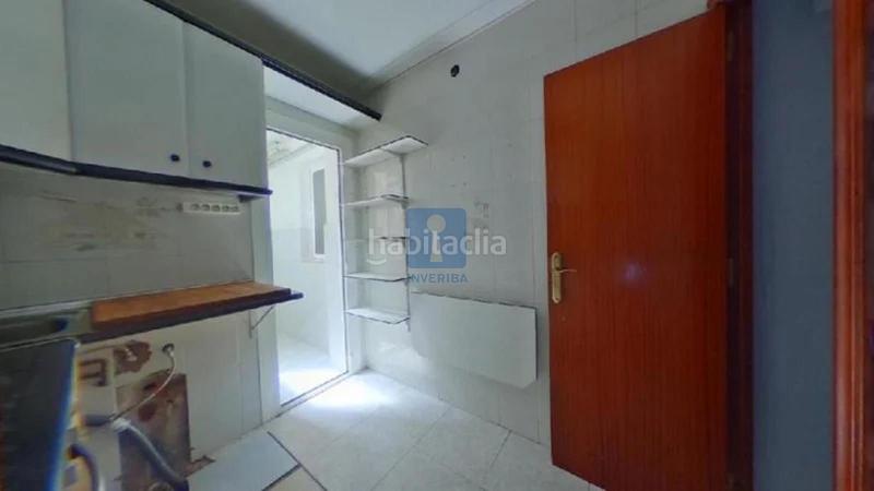 Foto de093393-fefb-47ea-a191-b8604b1986ba. Piso inmueble ilegalmente okupado situado en la calle montmany 24, 31, , barcelona en Sant Boi de Llobregat