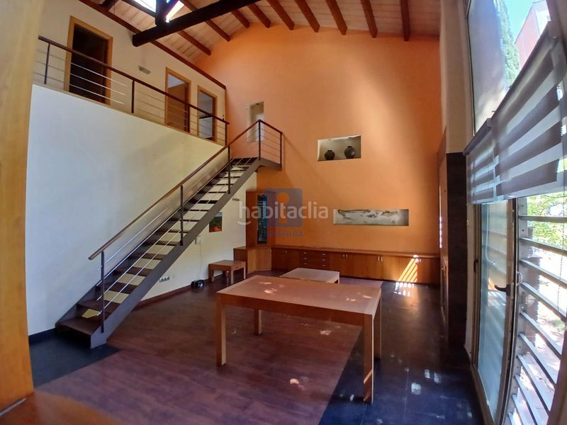 Foto b86e66e1-e47e-423f-8466-fa2dc79e1095. Casa adossada amb calefacció aparcament piscina a Sabadell