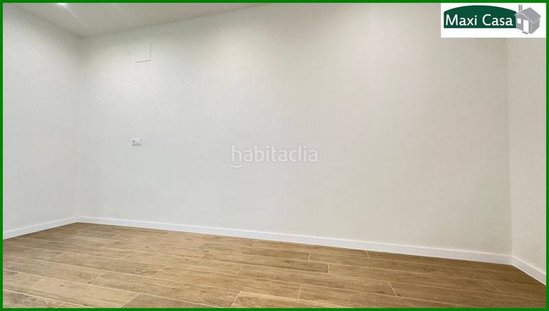 Foto f79c87e0-89cc-45e7-810d-6f18f4b27b02. Planta baja en El Camp de l´Arpa del Clot Barcelona
