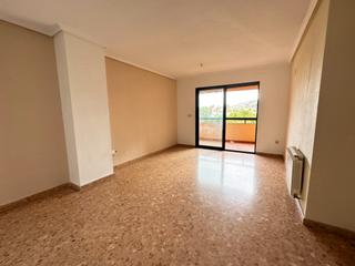 Miete Etagenwohnung in Avenida pintor xavier soler 1. Se alquila amplia vivienda con plaza de garaje en urbanización p
