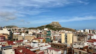 Etagenwohnung  Calle ronda del castillo. Se vende amplio y luminoso piso en el centro de alicante y con v