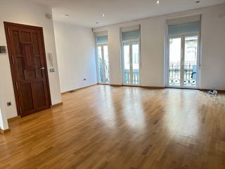 Rent Flat  Carrer del mestre gozalbo. Espectacular vivienda de techos altos junto a la gran vía marqué