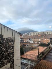 Edifici a Olot. Edifici prop firalet per reformar