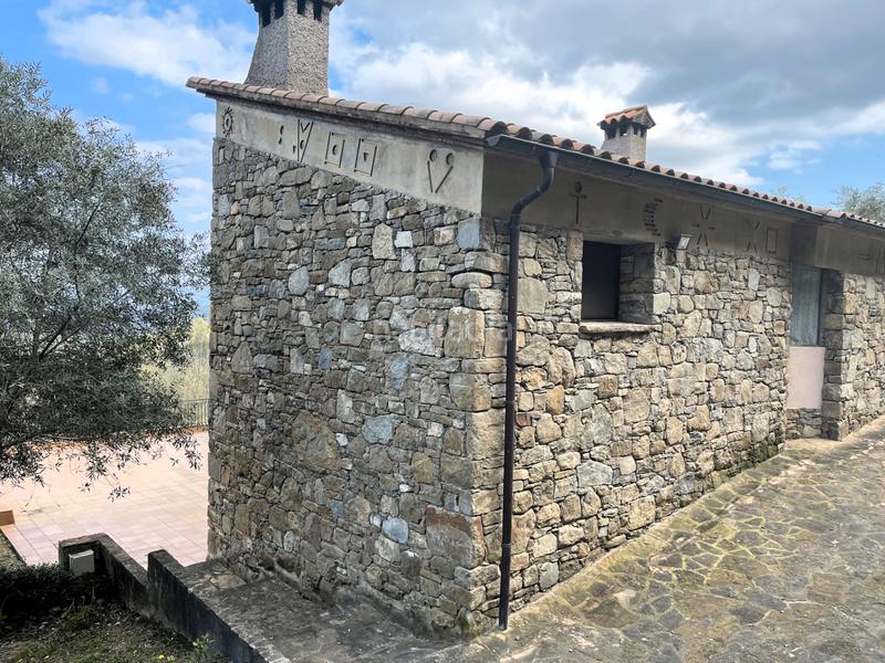 Foto 058936cb-794f-4c6d-adae-1cffc48105a4. Masia amb xemeneia calefacció aparcament a Mieres