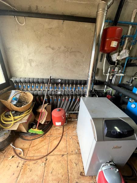 Foto 1855becd-b637-4c4a-951f-3c629c39f720. Masia amb xemeneia calefacció aparcament a Mieres