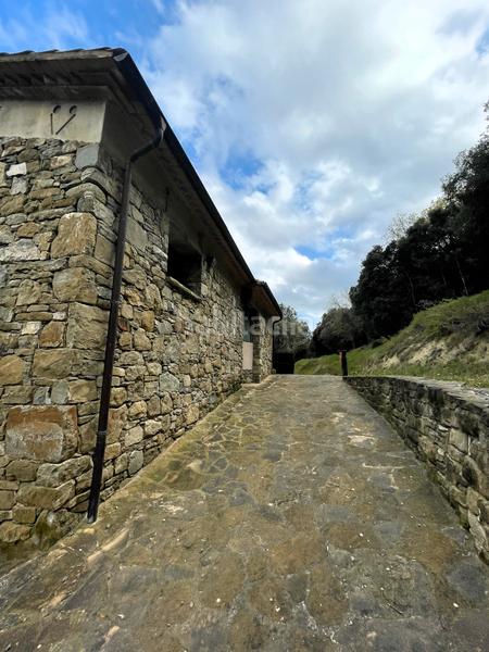 Foto 272992cb-8f5c-4e02-8e7e-48d31ef2aa3a. Masia amb xemeneia calefacció aparcament a Mieres