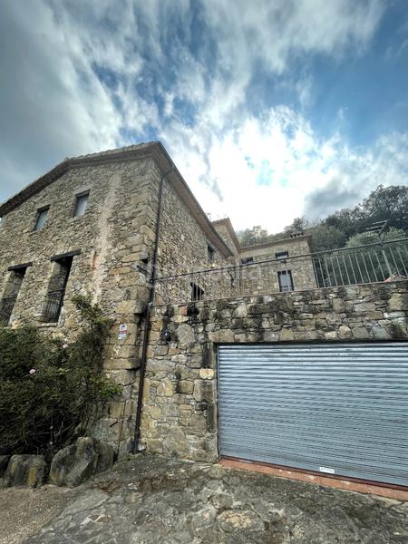 Foto 2ad5cbd7-d3a7-4dc1-8477-0f1fbdb67743. Masia amb xemeneia calefacció aparcament a Mieres