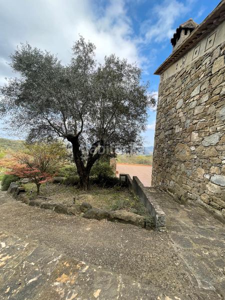 Foto 31331291-e2f6-410e-8b7a-69ee98d225be. Masia amb xemeneia calefacció aparcament a Mieres