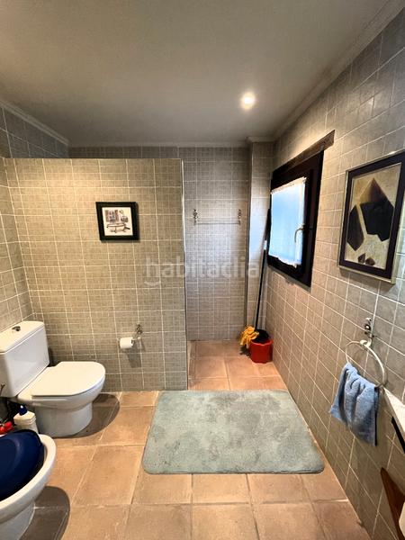 Foto 31ef5394-6392-4e43-bfeb-47ef315856be. Masia amb xemeneia calefacció aparcament a Mieres