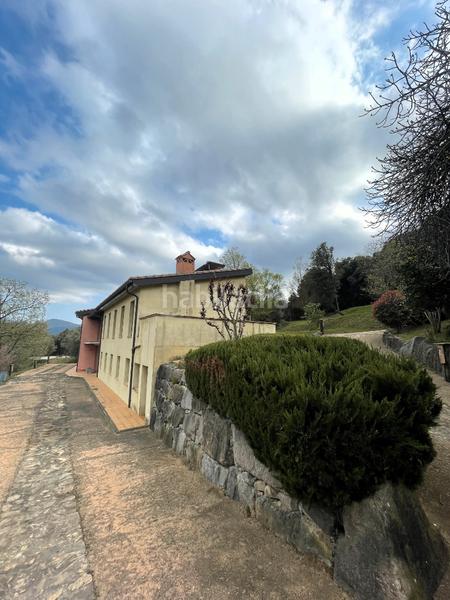 Foto 3a5fcf59-9b46-4b69-8c9f-2d86e0e9c9f2. Masia amb xemeneia calefacció aparcament a Mieres