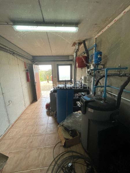 Foto 5ac2624f-187a-47dc-944b-23602174ab8f. Masia amb xemeneia calefacció aparcament a Mieres