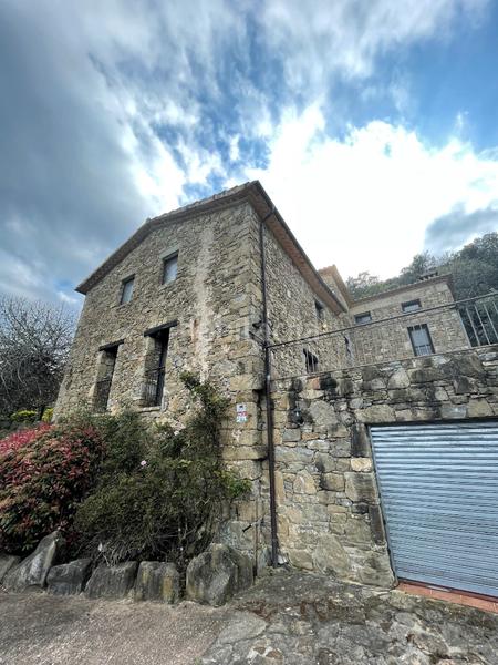 Foto 63d8ea08-f6a0-4e1a-83cb-e871157a8381. Masia amb xemeneia calefacció aparcament a Mieres