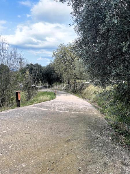 Foto 780e653a-0178-43e4-a75d-68c5217e84c2. Masia amb xemeneia calefacció aparcament a Mieres