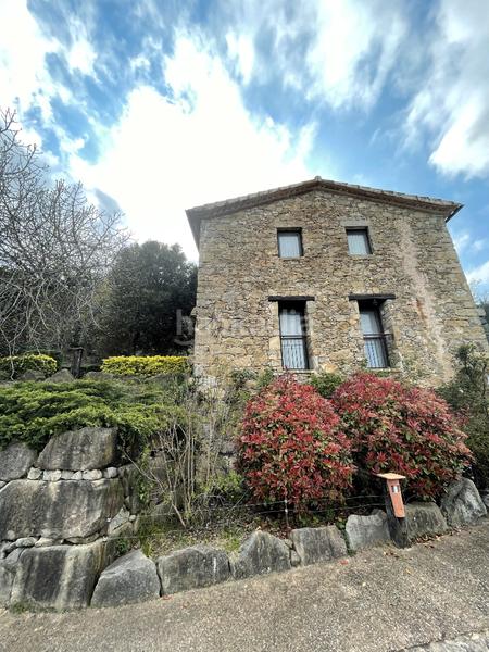 Foto 84f013a1-7272-44d6-956f-1a249c749485. Masia amb xemeneia calefacció aparcament a Mieres