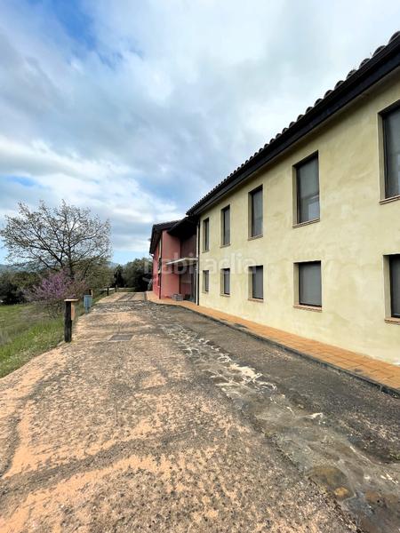 Foto 932de293-184b-4a40-98b2-6a3f7b643796. Masia amb xemeneia calefacció aparcament a Mieres