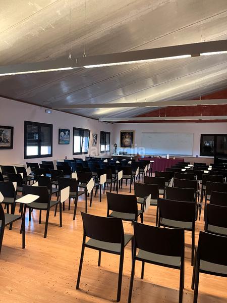 Foto 9f985da4-c0c4-4e98-93aa-834b31ba298a. Masia amb xemeneia calefacció aparcament a Mieres