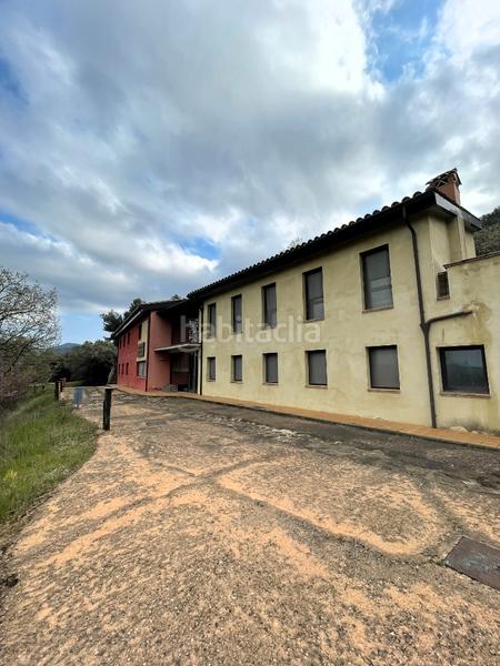 Foto abd986ca-48fd-495e-b1bf-d845471199c2. Masia amb xemeneia calefacció aparcament a Mieres