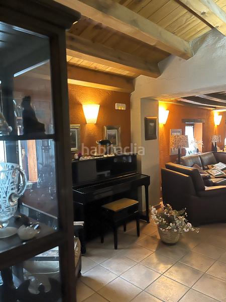 Foto b0ca4c26-8f97-4b12-8e2b-ae58eba0399f. Masia amb xemeneia calefacció aparcament a Mieres