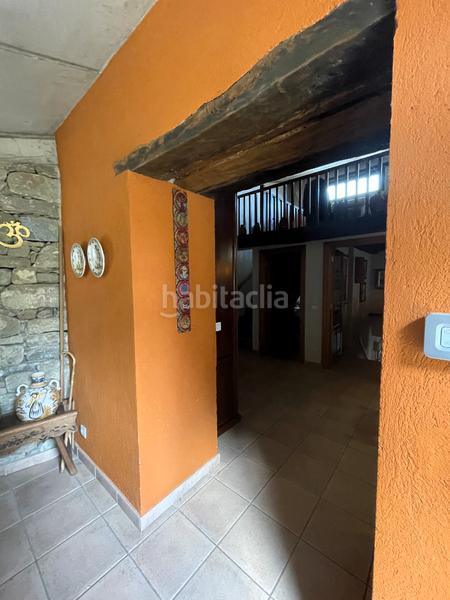 Foto bea00879-215b-46a2-9697-c61bfc20aeef. Masia amb xemeneia calefacció aparcament a Mieres