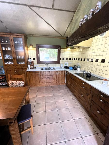 Foto c387f2f8-91b7-4f4f-82fe-c105853e0b5c. Masia amb xemeneia calefacció aparcament a Mieres