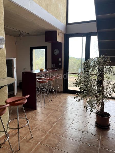 Foto c536fb0f-e051-4da6-b3bc-61a8e9b1a5ee. Masia amb xemeneia calefacció aparcament a Mieres