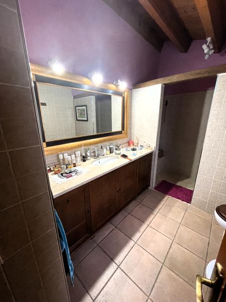 Foto c5ca851e-d819-4364-950f-8b42bb4faf90. Masia amb xemeneia calefacció aparcament a Mieres