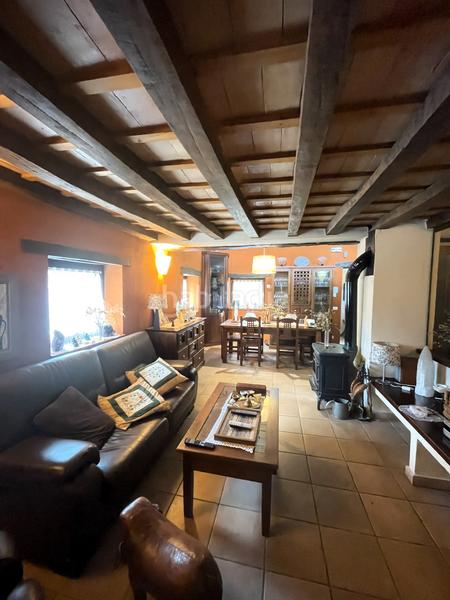 Foto c875cf92-6e30-4b92-96a0-5eb3f844490e. Masia amb xemeneia calefacció aparcament a Mieres