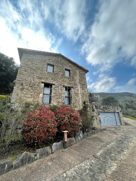 Foto cedff87f-e445-421b-8d52-1f00f13c0114. Masia amb xemeneia calefacció aparcament a Mieres