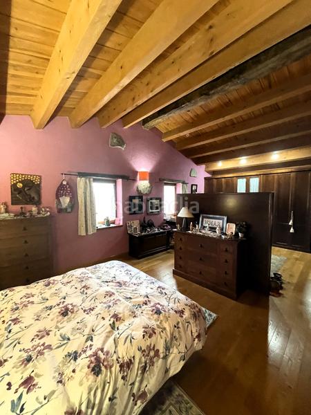 Foto d50b0433-3115-4934-83a4-93f1f7422b2c. Masia amb xemeneia calefacció aparcament a Mieres