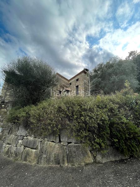 Foto dd51fdae-5f16-4914-bc65-f3f7f89092dc. Masia amb xemeneia calefacció aparcament a Mieres