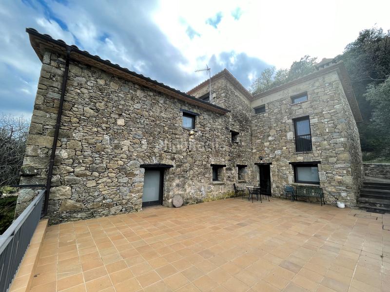 Foto e42e5091-572a-4988-b9b9-428932b4d918. Masia amb xemeneia calefacció aparcament a Mieres