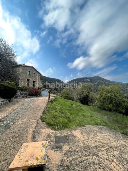 Foto e84097ba-7a02-4635-8e03-a38f8b57fe3c. Masia amb xemeneia calefacció aparcament a Mieres