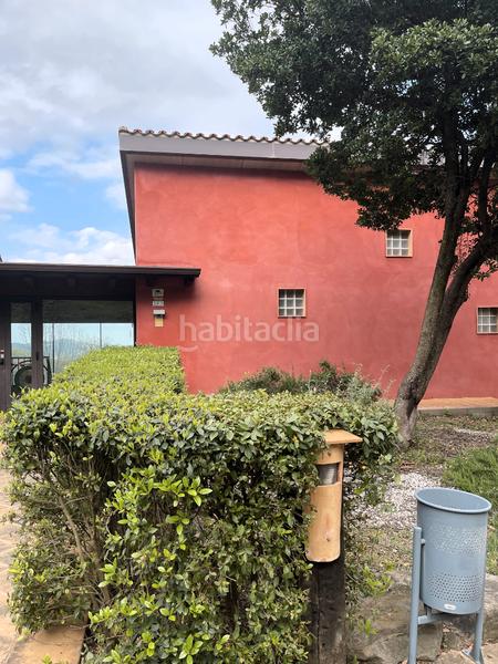 Foto f36cd0ce-0947-4d54-ae40-709a13dc5291. Masia amb xemeneia calefacció aparcament a Mieres