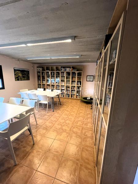 Foto f3b7c208-cbfb-491e-91df-5e9035fb2e65. Masia amb xemeneia calefacció aparcament a Mieres