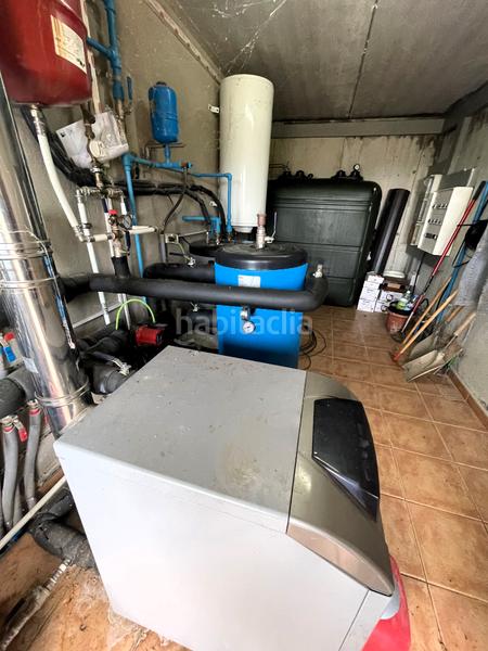 Foto f3efe807-37d3-445a-9817-be12e306237c. Masia amb xemeneia calefacció aparcament a Mieres