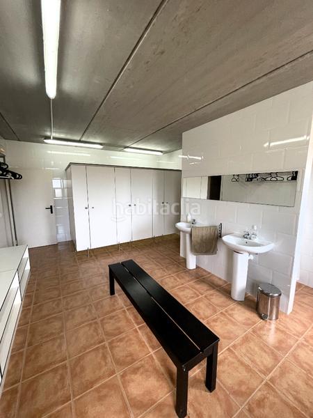 Foto f561abed-0391-4546-b006-fa251c201e57. Masia amb xemeneia calefacció aparcament a Mieres