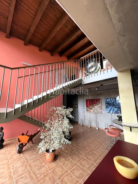 Foto f8532e19-b2ed-4bf6-86c6-826a1c5dafc7. Masia amb xemeneia calefacció aparcament a Mieres