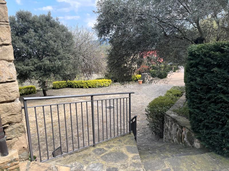 Foto fa8b8da2-9cb2-4c6a-b638-4427baef6b20. Masia amb xemeneia calefacció aparcament a Mieres