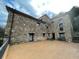 Masia  Carrer el currer. Finca en mieres (girona)