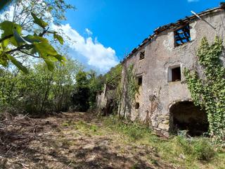 Landgut in Sant Joan les Fonts. Finca rodeada de naturaleza en venta.
