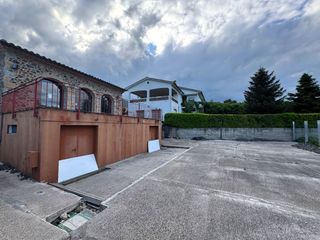 Chalet in Passeig estacio 1. Propietat a les planes d'hostoles.
